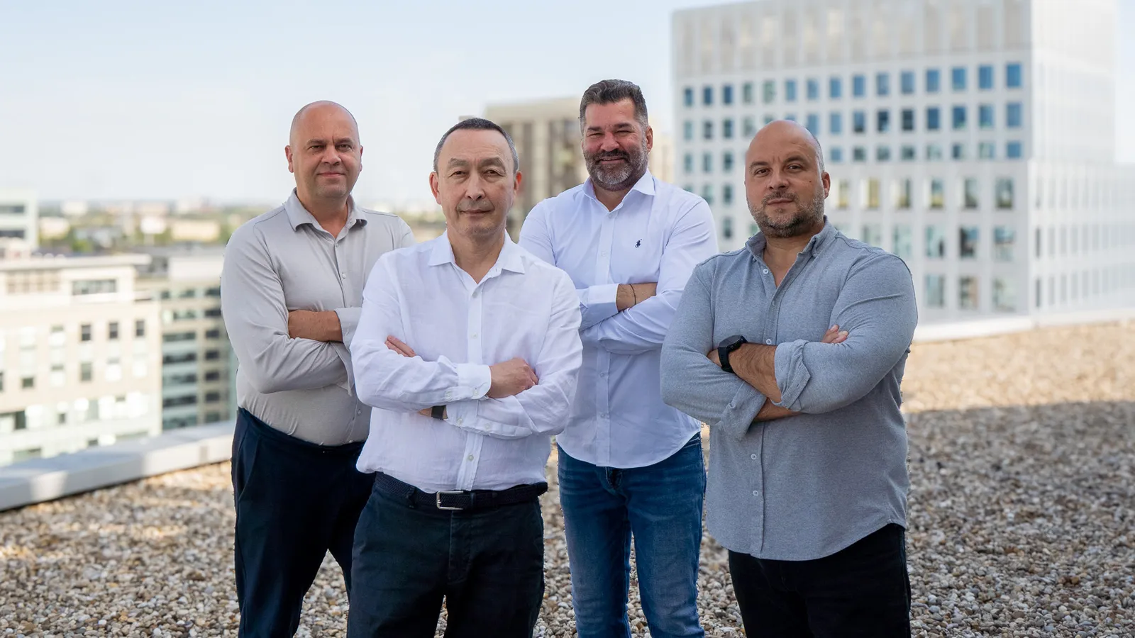 Partneri PEERS Real Estate na streche kancelárskej budovy v Bratislave